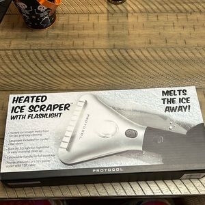 NWT heated ice scraper! Great for winter